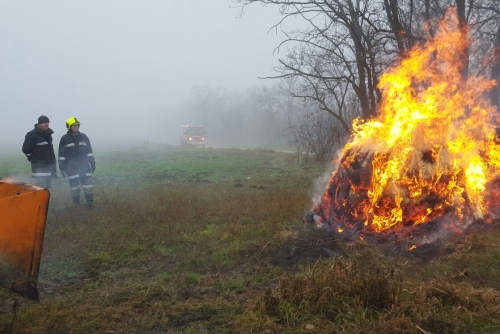 Strohballenbrand zwischen Tadten und Andau