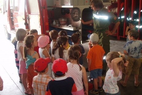 Kindergarten besucht Feuerwehr